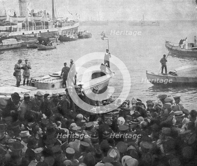 'Les evenements de Grece: M. Venizelos a Salonique; sur le quai: l'entrevue du general..., 1916. Creator: Unknown.