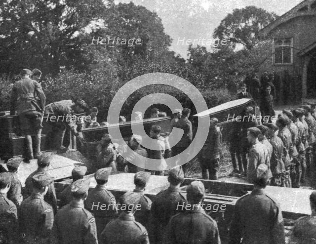 'Le Zeppelin Abattu; Dans la banlieue Nord de Londres; Funerailles militaires', 1916. Creator: Unknown.