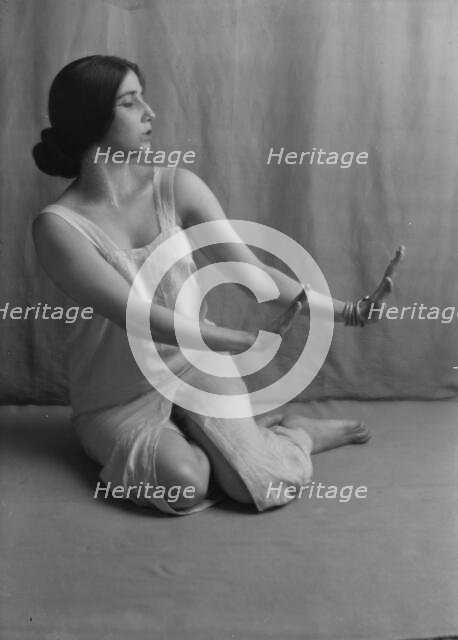 Gonzalez, Carmen de, 1913 Oct. Creator: Arnold Genthe.