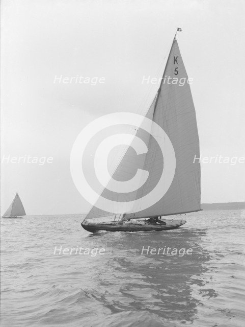 The 7 Metre yacht Strathendrick (K5), 1914. Creator: Kirk & Sons of Cowes.