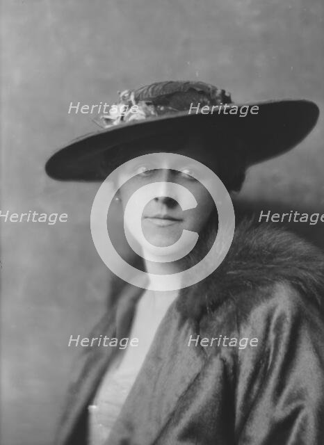 Kelly, R.M., Jr., Mrs., portrait photograph, 1916 Apr. 20. Creator: Arnold Genthe.