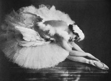 Anna Pavlova in 'The Swan', 20th century. Artist: Unknown