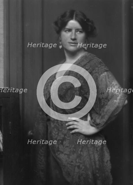 Gilmore, Inez Haynes, Mrs., portrait photograph, 1913. Creator: Arnold Genthe.