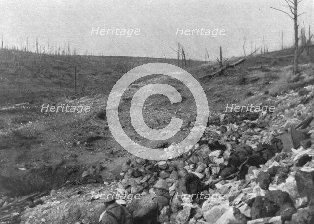 'Deux aspects de la bataille de Verdun, a l'est de la Meuse; Troupe occupant le d'un ravin', 1916. Creator: Unknown.