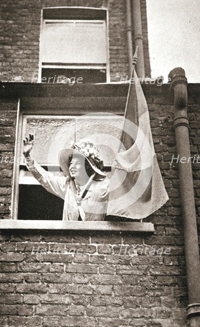Christabel Pankhurst waving to the hunger strikers from a house overlooking Holloway Prison, 1909. Artist: Unknown