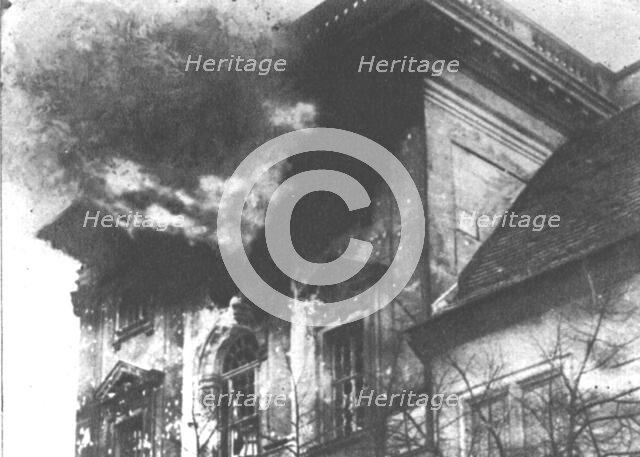 'La Nouvelle Europe; la guerre civile a Berlin; Eclatement d'un obus au deuxieme etage..., 1918. Creator: Unknown.