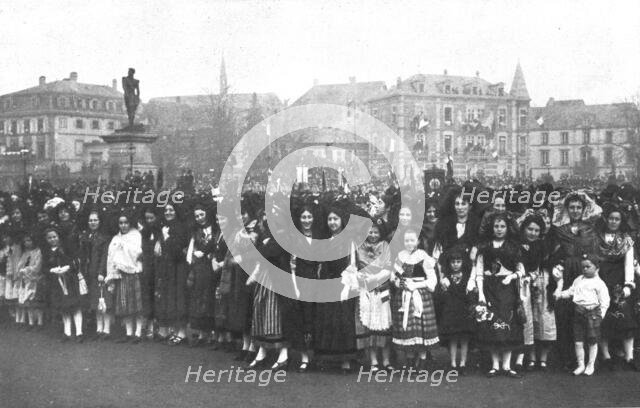 'Les fetes de Colmar et de Mulhouse; A Colmar, le 10 decembre, sur la place du Champ-de..., 1918. Creator: Unknown.