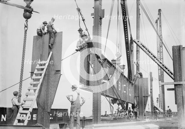 Putting 46 ton girder in place - Cons. Gas Co's Bldg., 1913. Creator: Bain News Service.