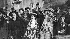 Pearly king and queen in high spirits, London, 1926-1927. Artist: Unknown