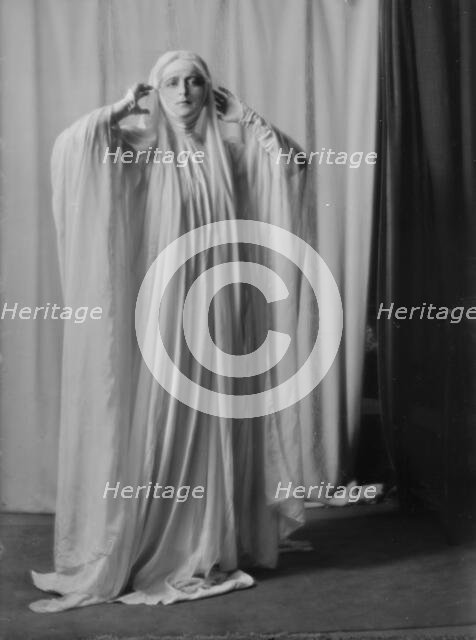 Elliott, Maxine, Miss, portrait photograph, not before 1917. Creator: Arnold Genthe.