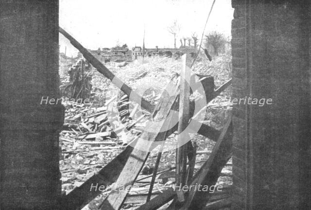 'Vue prise d'une fenetre de la "Maisonnette"sur des batiments en ruines, ou les Allemands...', 1916. Creator: Unknown.