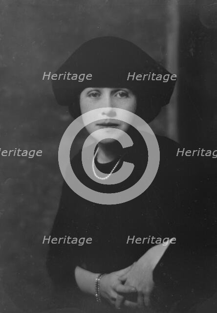 Mrs. E.R. Gleason, portrait photograph, 1917 Nov. 19. Creator: Arnold Genthe.