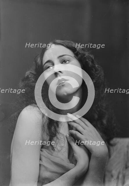 Moore, Dulcie, Miss, portrait photograph, between 1916 and 1918. Creator: Arnold Genthe.