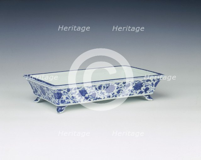 Blue and white narcissus bowl with lotus scrolls, China, 1736-1795. Artist: Unknown
