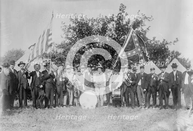 Under blue and gray - Gettysburg, 1913. Creator: Bain News Service.