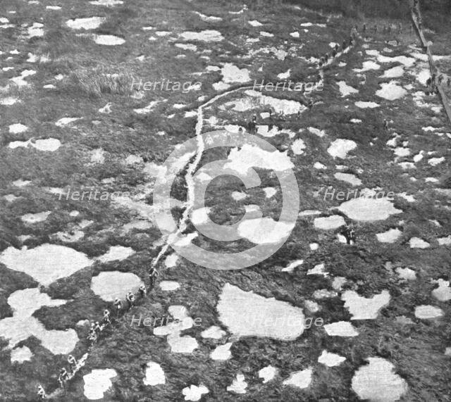 ''En Champagne; L'attaque du 26 septembre 1918, au Nord de Tahure; fantassins un..., 1918. Creator: Unknown.