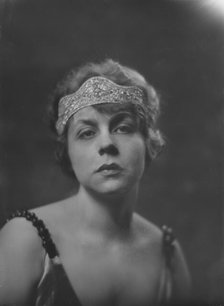 Mrs. H.W. Van Henkelon, portrait photograph, 1919 Mar. 28. Creator: Arnold Genthe.