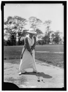 Mrs. Ed .. playing golf, between 1913 and 1917. Creator: Harris & Ewing.