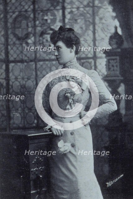 Lillian Thomas, artist, three-quarter length portrait, c1900. Creator: Unknown.