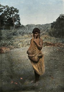 'Femme Australienne Portant Son Enfant', (Australian Woman Carrying her Child), 1900. Creator: Unknown.