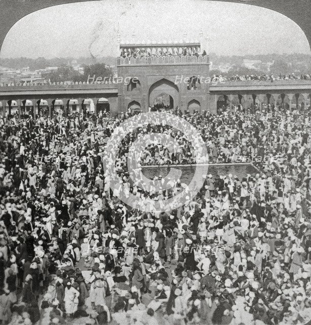 In the Court of the Jumma Mosque, Delhi, India, 1903.  Artist: Underwood & Underwood