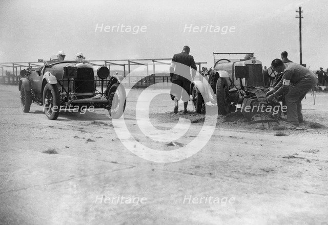 RSS Hebeler's Lagonda passing R Childe's crashed Lea-Francis, BARC 6-Hour Race, Brooklands, 1929, Artist: Bill Brunell.