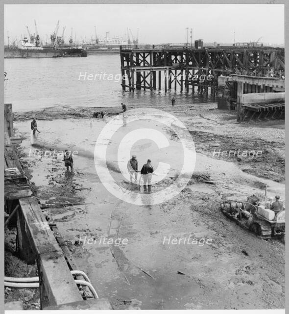 Red Lion Wharf, Northfleet, Gravesend, Gravesham, Kent, 24/08/1951. Creator: John Laing plc.