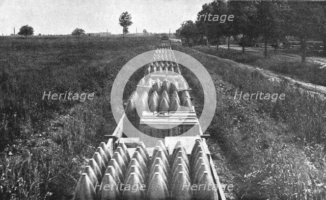 'La Bataille de la Somme; Un convoi de projectiles d'artillerie lourde', 1916. Creator: Unknown.