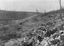 'Deux aspects de la bataille de Verdun, a l'est de la Meuse; Troupe occupant le d'un ravin', 1916. Creator: Unknown.