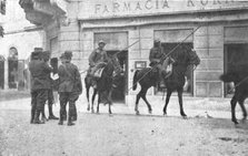 'Victoire Italienne; A gorizia, le matin du 9 aout 1916: les carabiniers italiens interrogent les pa Creator: Unknown.