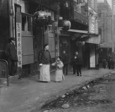 A family from the Consulate, Chinatown, San Francisco, between 1896 and 1906. Creator: Arnold Genthe.