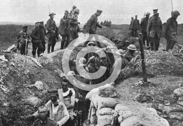 'Apres les succes Britanniques au Nord de la Somme; Prisonniers allemands faits par nos..., 1916. Creator: Unknown.