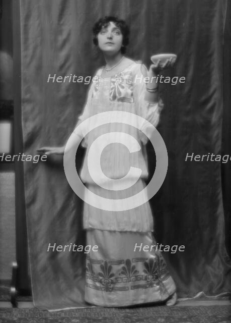 Namara-Toye, Mme., portrait photograph, 1912. Creator: Arnold Genthe.