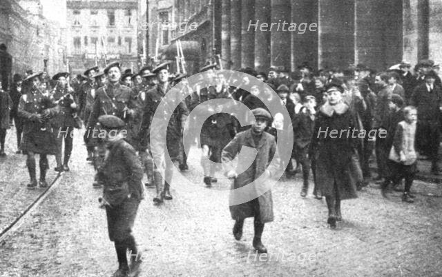 'Les Anglais sur le Rhin; A Cologne, Les bagpipers ecossais dans les rues de Cologne...,  1918. Creator: Jean Clair-Guyot.