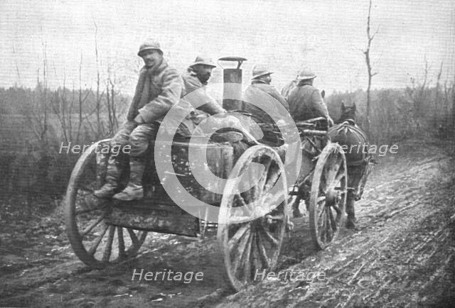 ''A Travers la Fournaise; Une cuisine roulante et ses "servants"', 1916 (1924) Creator: Unknown.