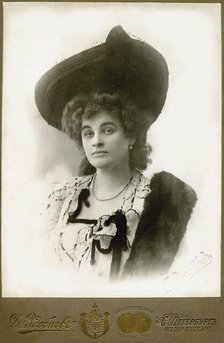 Portrait of the author Nadezhda Teffi (1872-1952), 1910. Creator: Zdobnov, Dmitri Spiridonovich (End of 19th cen.).