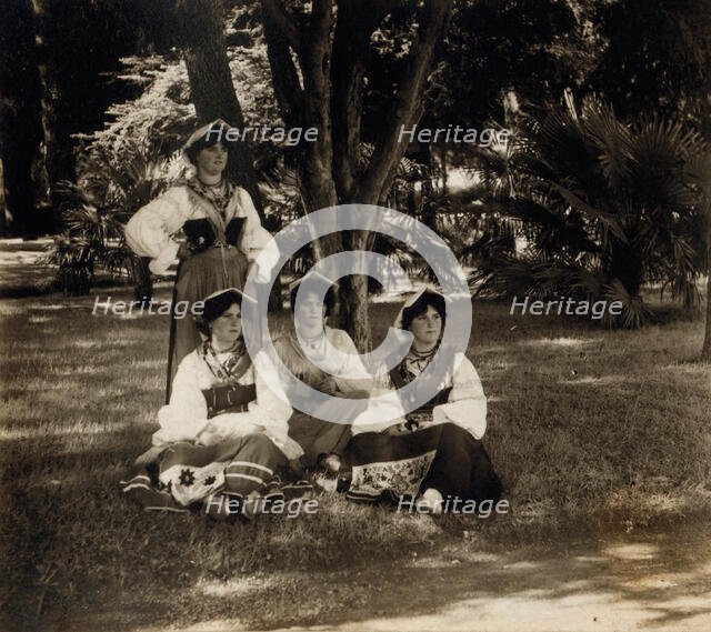 Italian women, between 1905 and 1915. Creator: Sergey Mikhaylovich Prokudin-Gorsky.
