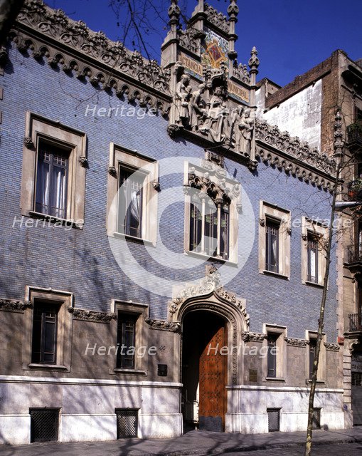 Breastfeeding Municipal Building façade with sculptures by Eusebi Arnau, 1910, work by Antoni Fal…