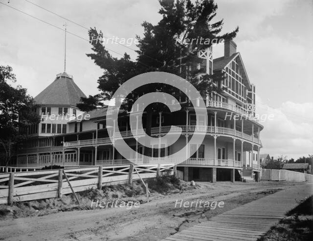 Avery Beach Hotel, South Haven, Mich., between 1890 and 1901. Creator: William H. Jackson.