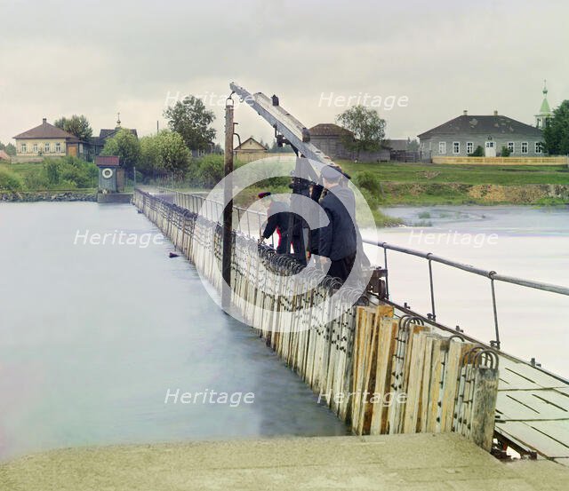Extracting a spoke from the dam (Poare system) [Russian Empire], 1909. Creator: Sergey Mikhaylovich Prokudin-Gorsky.