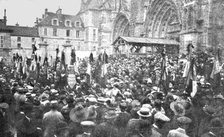 'Le 2e anniversaire de la Marne; Defiles des delegations a la cathedrale de Meaux', 1916. Creator: Unknown.