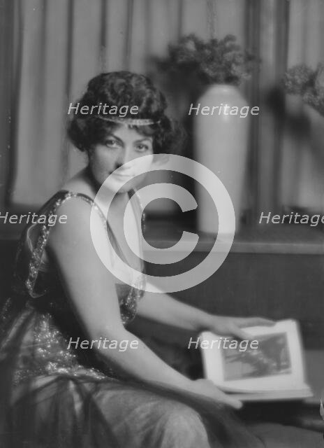 Chapman, M.D., Mrs., portrait photograph, 1915. Creator: Arnold Genthe.