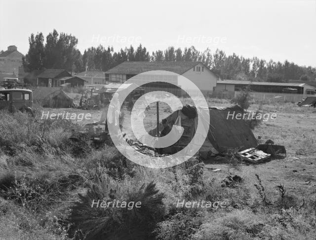 One of the forty potato camps in open field..., Malin, Klamath County, Oregon, 1939. Creator: Dorothea Lange.