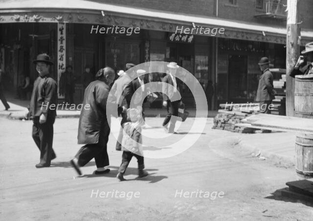 Street scene, Chinatown, San Francisco, between 1896 and 1906. Creator: Arnold Genthe.