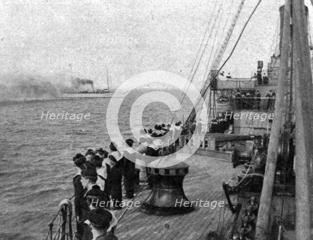 'La Mission Joffre-Viviani en Amerique; Au fond, le yacht presidentiel Mayflower remote..., 1917. Creator: Unknown.