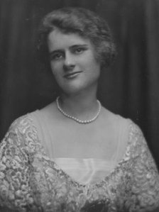 Draper, Helen, Miss, portrait photograph, 1916. Creator: Arnold Genthe.