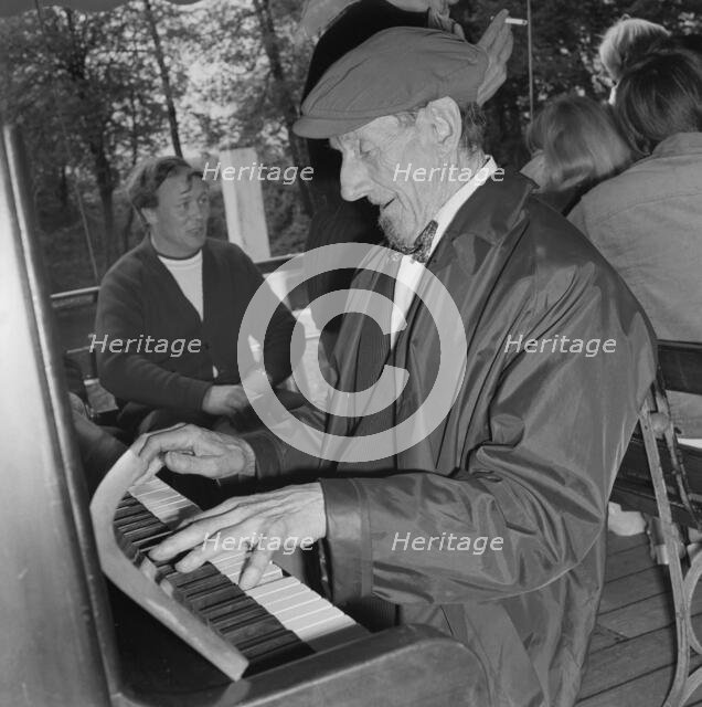 Trip of Laing Sports Club members on the River Thames near Windsor, Berkshire, 09/05/1971. Creator: John Laing plc.