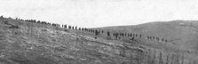 'La resistance Serbe; Premiere ligne d'infanterie serbe avancant sous le feu', 1915 (1924). Creator: Unknown.