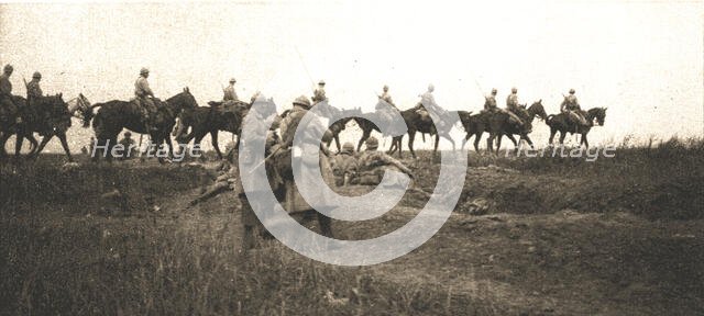 'A l'est de Montdidier; pelotons de dragons en soutien d'infanterie', 1918. Creator: Unknown.