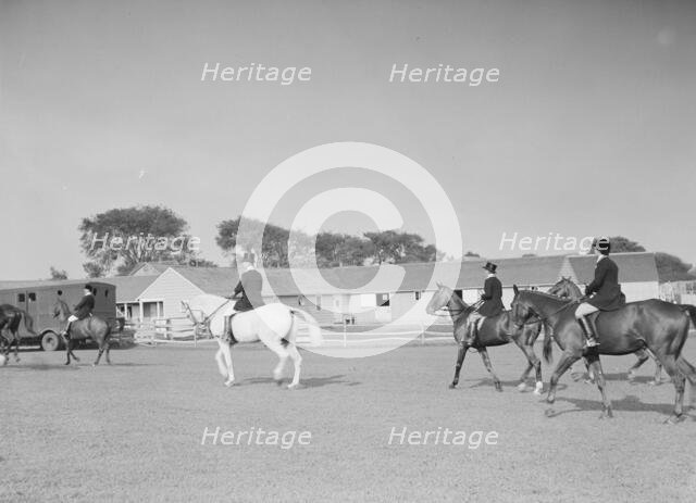 East Hampton hunt, 1933 Sept. Creator: Arnold Genthe.